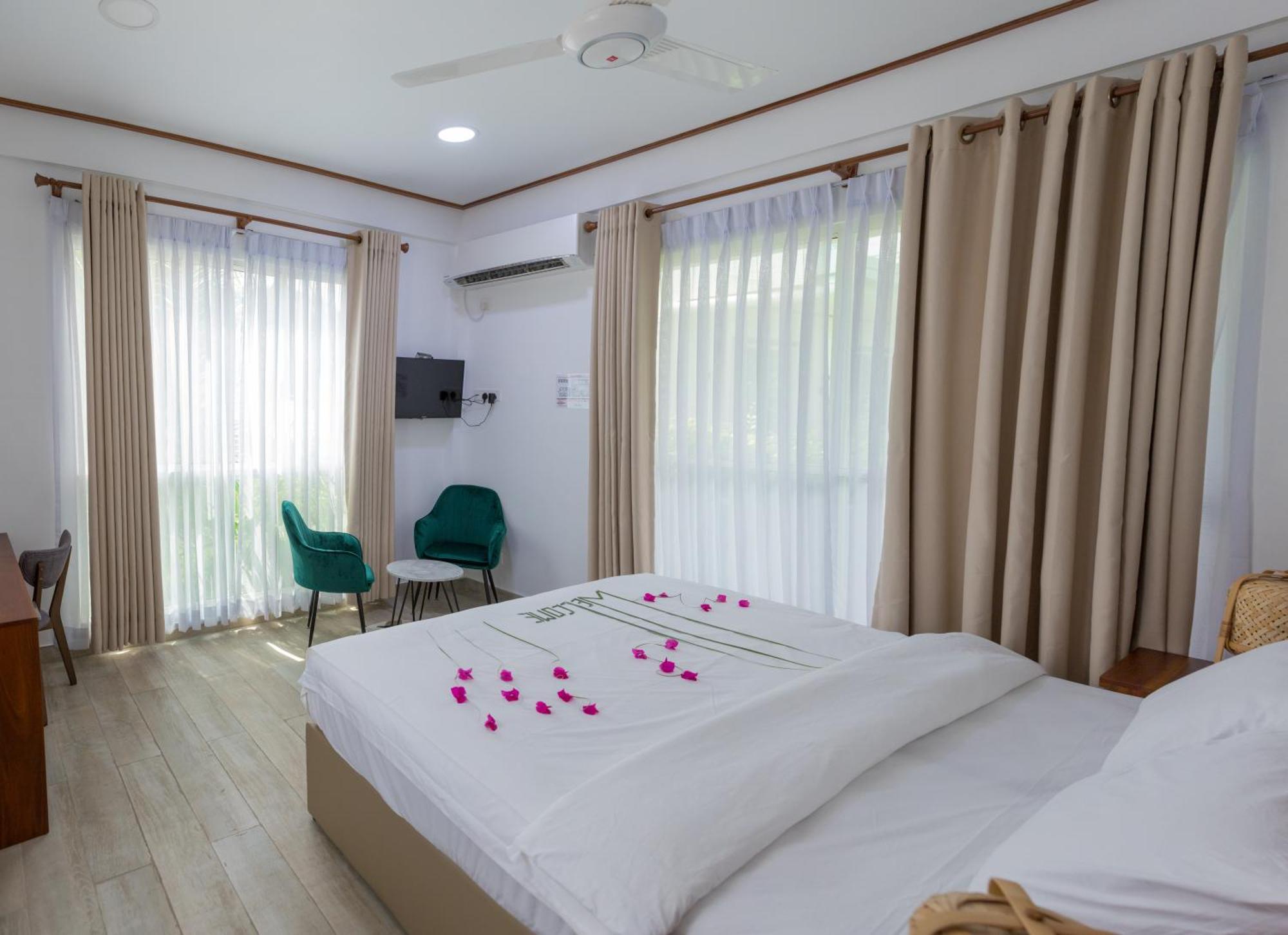 Nihaali Maldives Hotel Kudarikilu Екстериор снимка